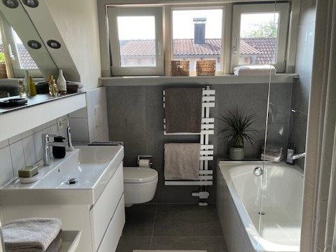 Titelbild modernes Bad in Grautönen unterm Dach