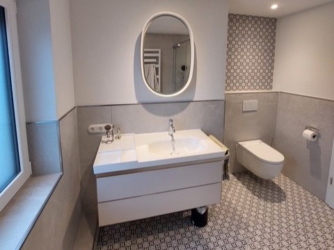 Titelbild Hellgraues Bad mit interessanten Details