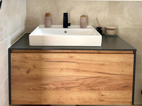 Titelbild Waschtisch in Holzoptik