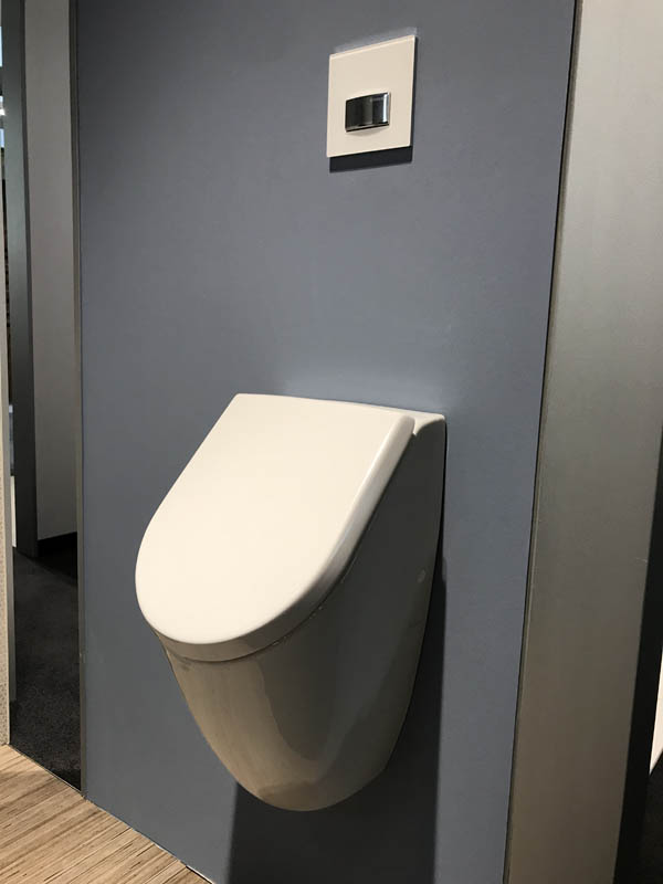 Gästebad Urinal mit Deckel in weiß