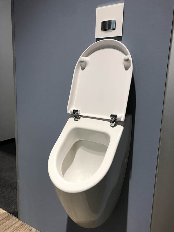 Gästebad Urinal mit Deckel in weiß geöffneter Deckel