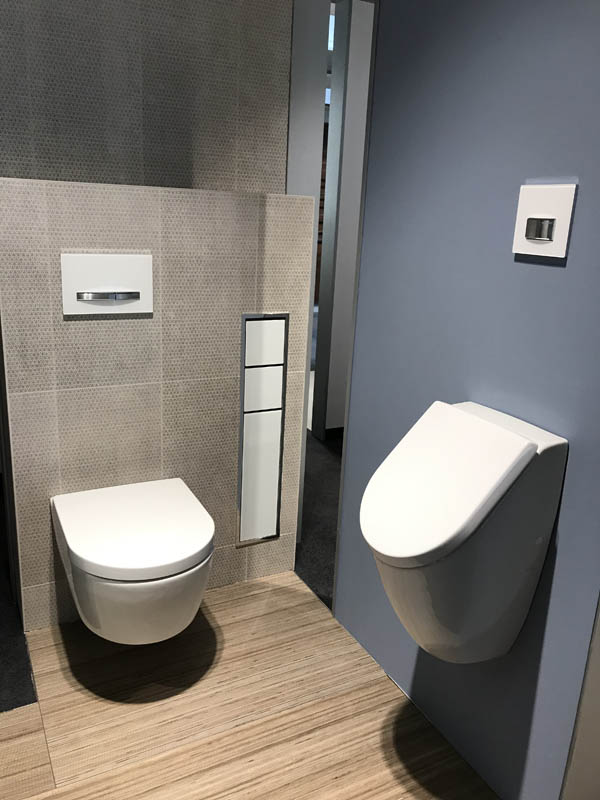 Gästebad WC in weiß und Urinal in weiß mit eingebautem Schrank für Toilettenpapier