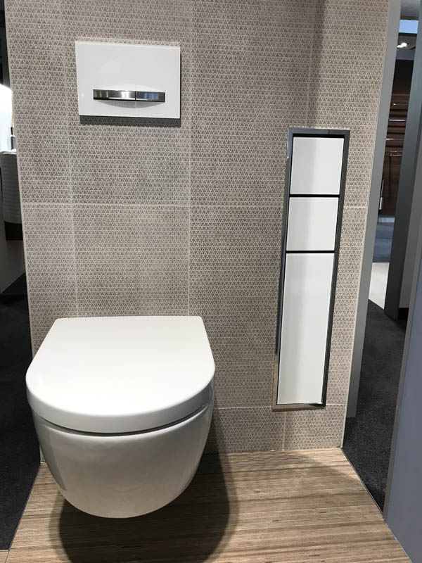 Gästebad WC in weiß mit eingebautem Schrank für Toilettenpapier