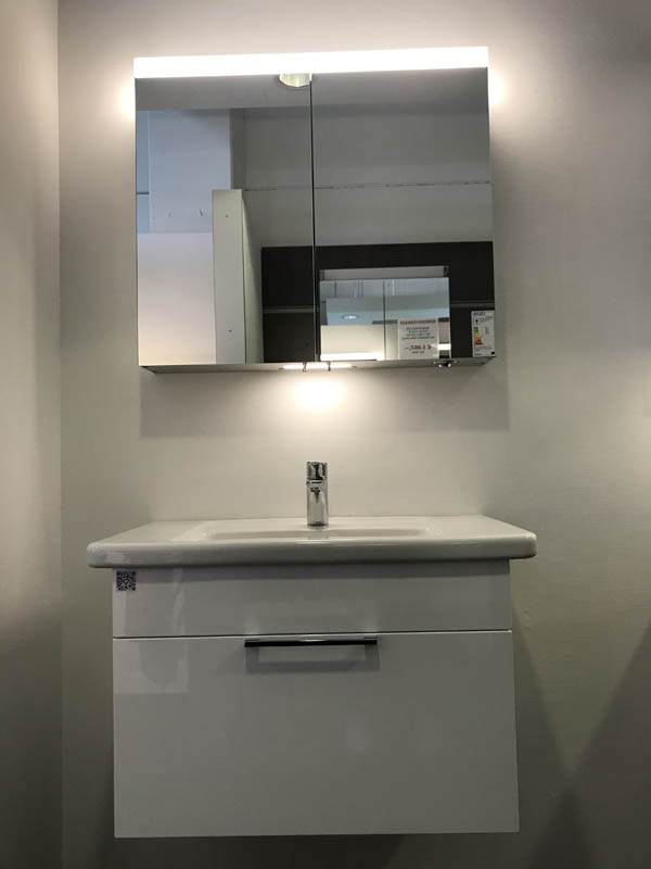 Waschbecken in weiß Unterschrank in weiß mit Spiegelschrank Ansicht von vorn