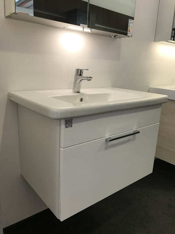 Waschbecken in weiß Unterschrank in weiß mit Spiegelschrank Ansicht von der Seite