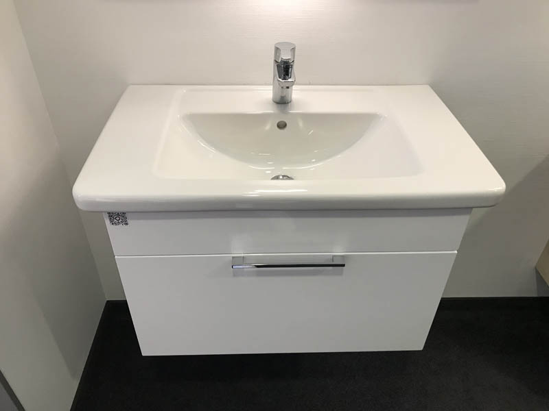 Waschbecken in weiß Unterschrank in weiß mit Spiegelschrank Ansicht von vorne