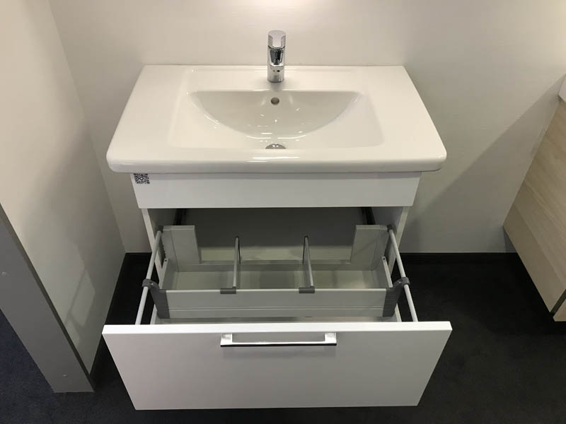 Waschbecken in weiß Unterschrank in weiß mit Spiegelschrank geöffnete Schublade