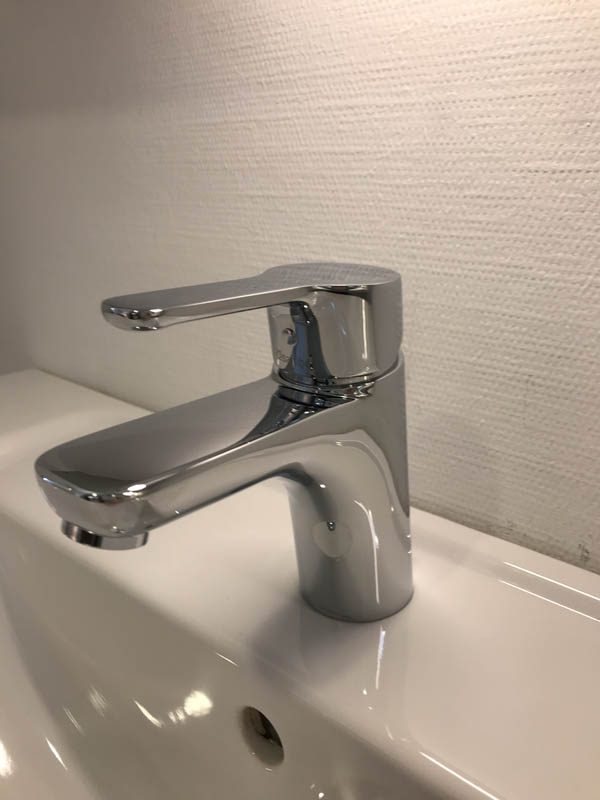 Waschbecken in weiß Armatur in Chrom