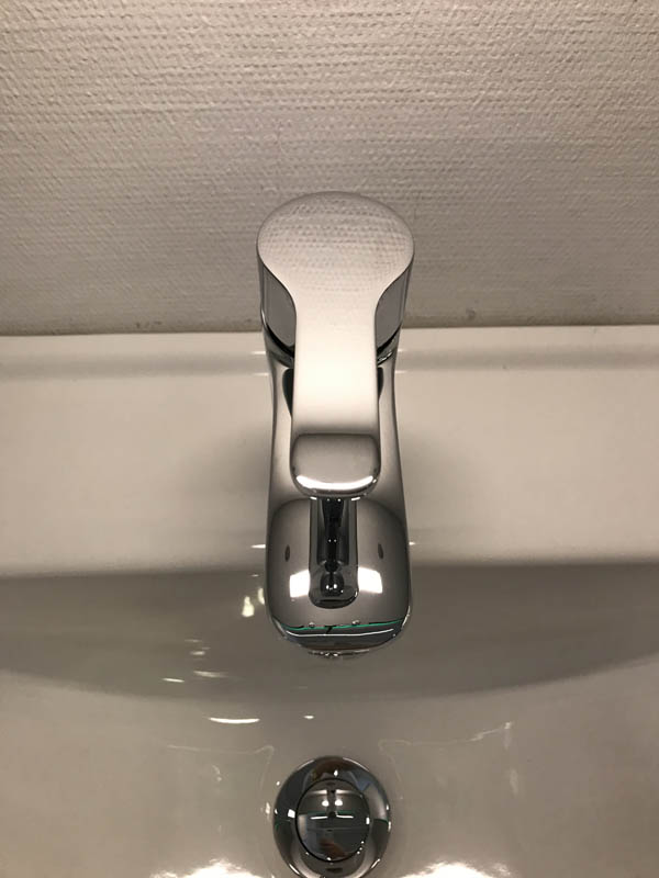 Waschbecken in weiß Armatur in Chrom Ansicht von vorne