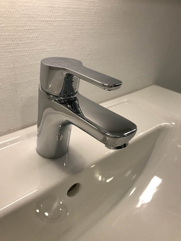 Waschbecken in weiß Armatur in Chrom Ansicht von der Seite