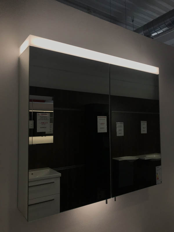 Spiegelschrank mit Beleuchtung