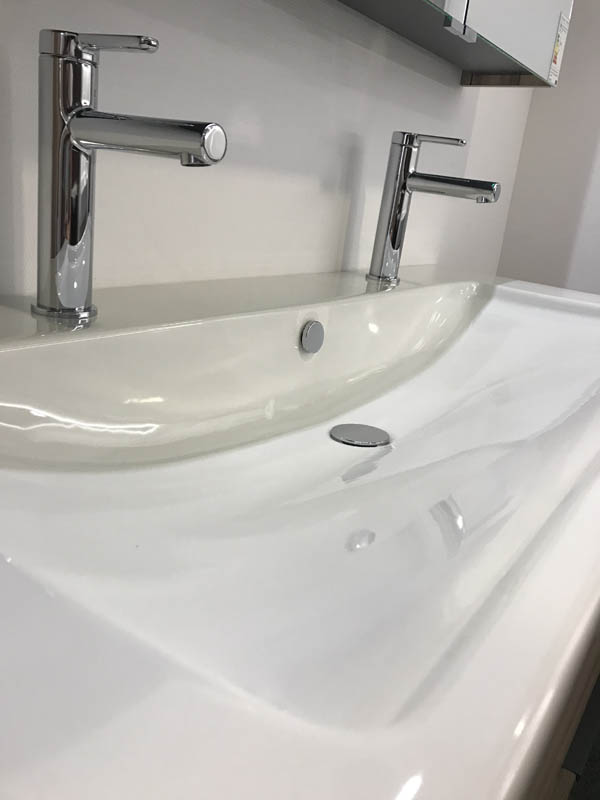 Detail zwei Armaturen in Chrom Seitenansicht