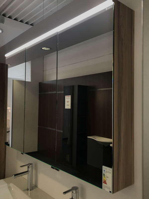 Detail Spiegelschrank mit Beleuchtung Seitenansicht Seitenfläche in Holzoptik