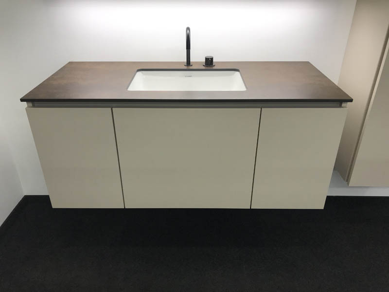 Waschtisch mit Becken in weiß Abdeckplatte in braun Unterschrank in Sand Armatur in anthrazit