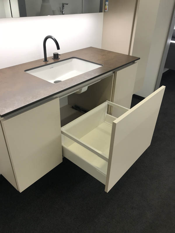 Waschtisch mit Becken in weiß Abdeckplatte in braun Unterschrank in Sand Armatur in anthrazit geöffnete Schublade
