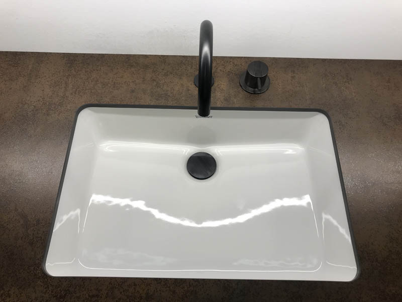 Detail Waschbecken in weiß mit Armatur in anthrazit Ansicht von oben