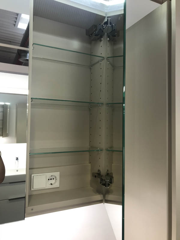 Detail Spiegelschrank mit Beleuchtung geöffnete Türen Inneneinteilung sichtbar
