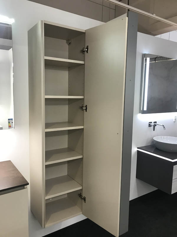 Badmöbel Hochschrank Oberfläche in Sand geöffnete Tür Inneneinteilung sichtbar
