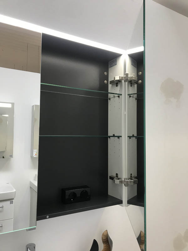 Detail Spiegelschrank mit Beleuchtung geöffnete Tür Inneneinteilung
