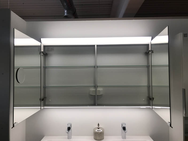 Detail Spiegelschrank mit Beleuchtung geöffnete Türen Inneneinteilung