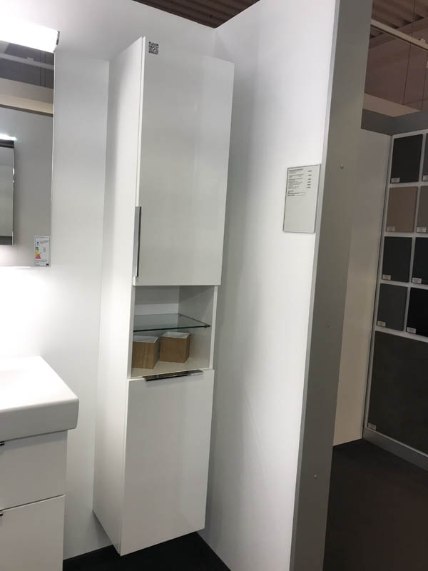 Badmöbel Hochschrank in weiß mit offenem Regal in der Mitte und zwei Türen