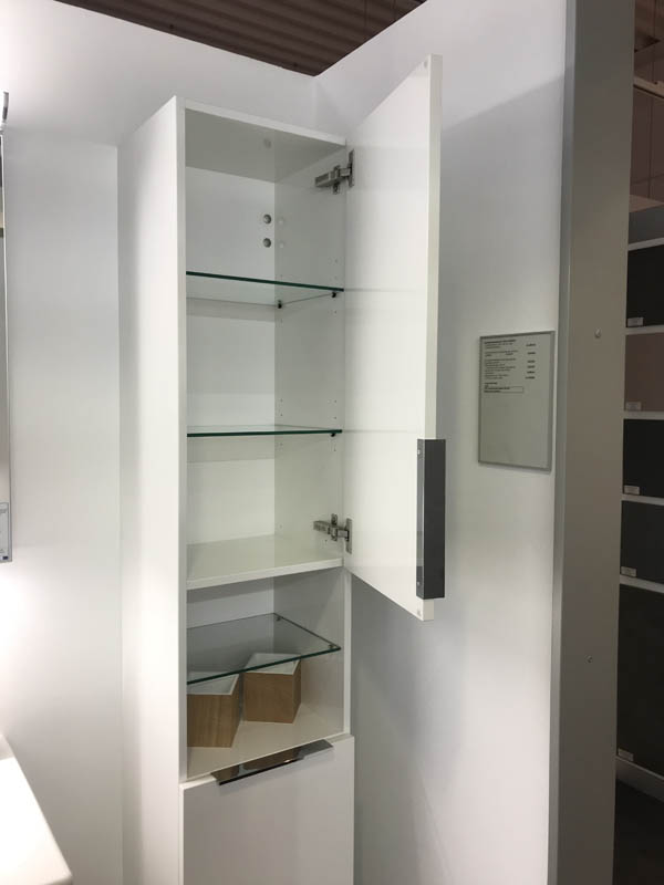 Badmöbel Hochschrank in weiß mit offenem Regal in der Mitte und zwei Türen geöffnet Inneneinteilung