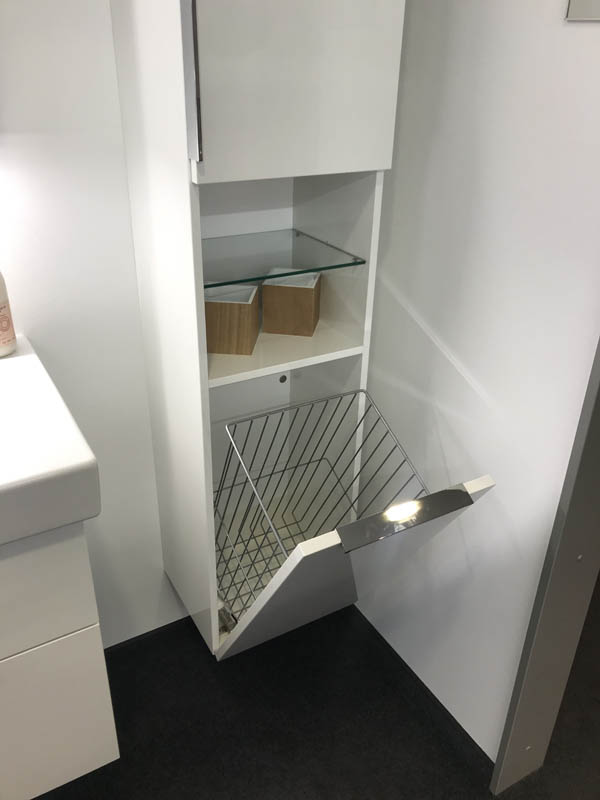 Badmöbel Hochschrank in weiß mit offenem Regal in der Mitte und zwei Türen unten mit Wäschekorb