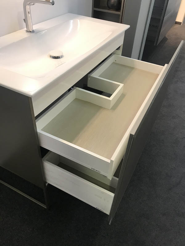Detail Unterschrank in grau beide Auszüge geöffnet