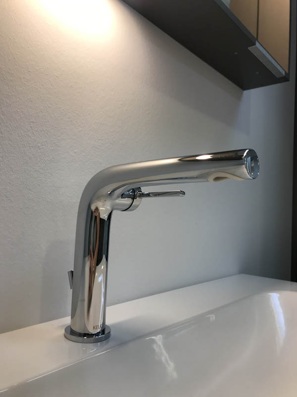 Detail Armatur in Chrom gerader Auslauf