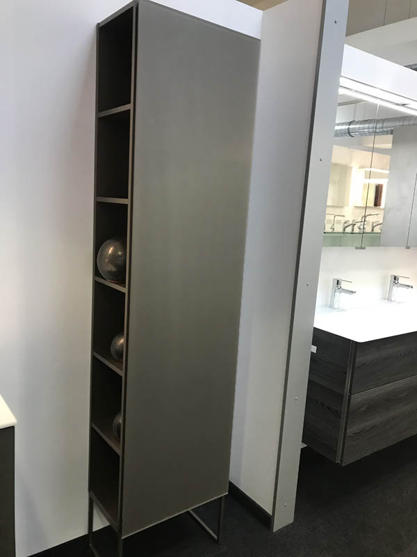 Badmöbel Hochschrank Front in grau mit offenem Regal