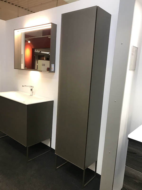 Badmöbel Hochschrank Front in grau geschlossene Tür