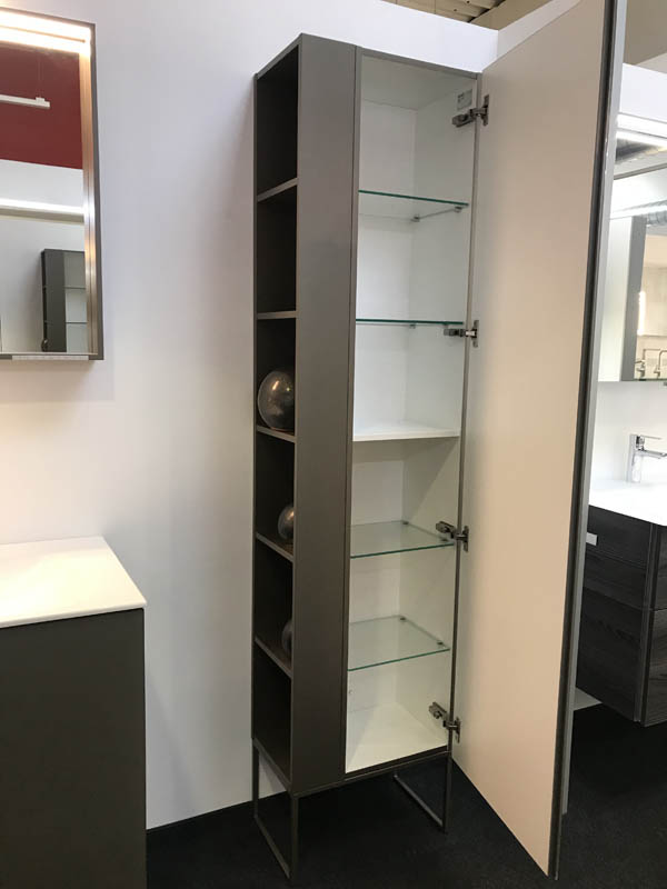 Badmöbel Hochschrank Front in grau geöffnete Tür
