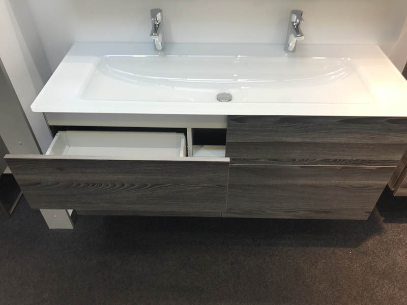 Doppel-Waschbecken in weiß Armaturen in Chrom Unterschrank in Holzoptik dunkel geöffnete Schublade Doppel-Waschbecken in weiß Armaturen in Chrom Unterschrank in Holzoptik dunkel geöffnete Schublade