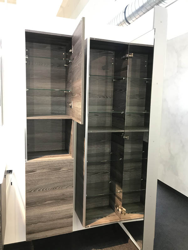 Badmöbel Hochschrank mit offenem Regalausschnitt in Holzoptik dunkel geöffnete Tür Inneneinteilung