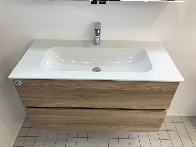 Waschbecken in weiß mit Armatur in Chrom Unterschrank in Holzoptik 