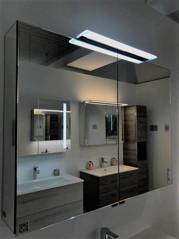 Detail Spiegelschrank mit Beleuchtung