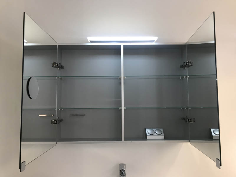 Detail Spiegelschrank mit Beleuchtung geöffnete Türen Inneneinteilung