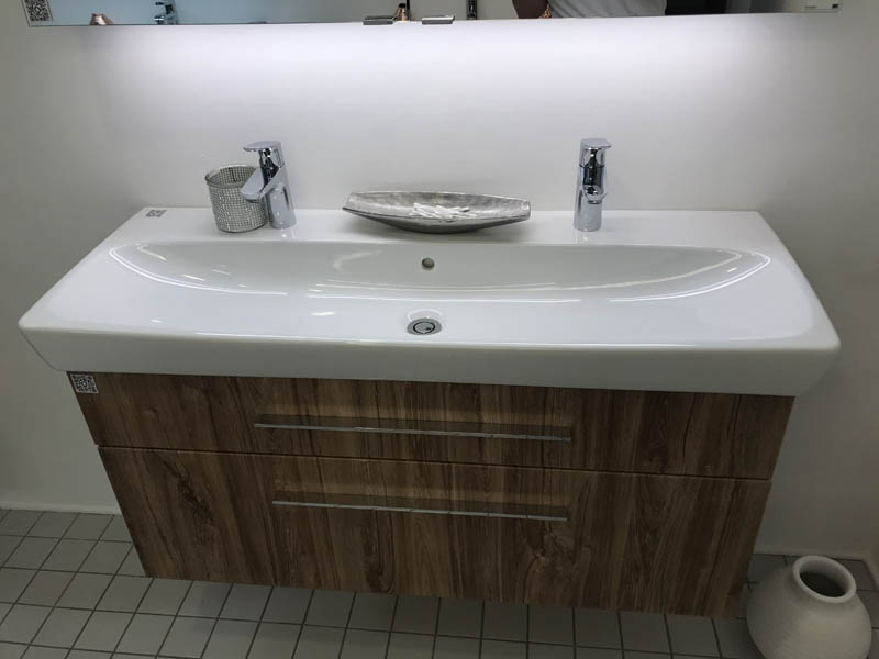 Doppel-Waschbecken in weiß Armaturen in Chrom Unterschrank in Holzoptik dunkel Ansicht von vorne