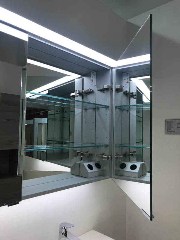 Detail Spiegelschrank mit Beleuchtung geöffnete Tür Inneneinteilung