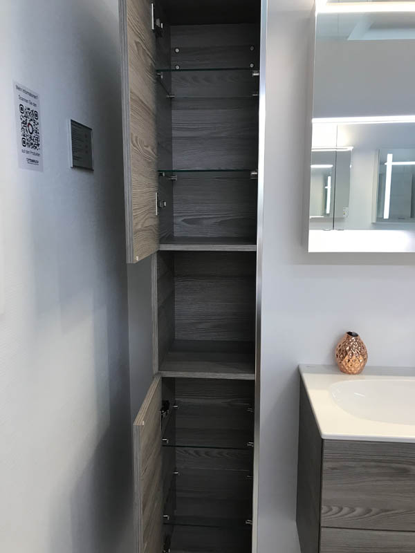 Badmöbel Hochschrank mit offenem Ausschnitt Holzoptik dunkel geöffnete Türen