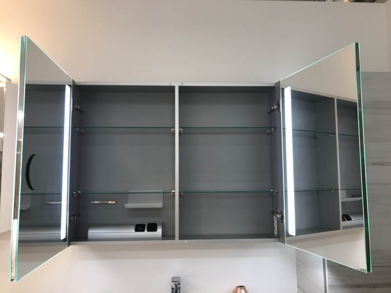 Detail Spiegelscharnk mit Beleuchtung geöffnete Türen