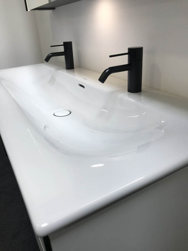 Detail Doppel-Waschbecken in weiß Armaturen in schwarz