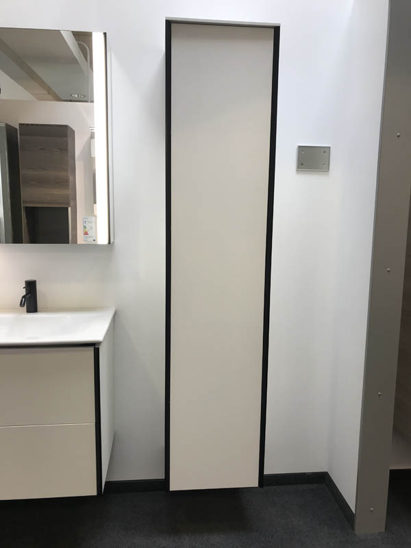 Badmöbel Hochschrank weiß mit schwarzen Kanten