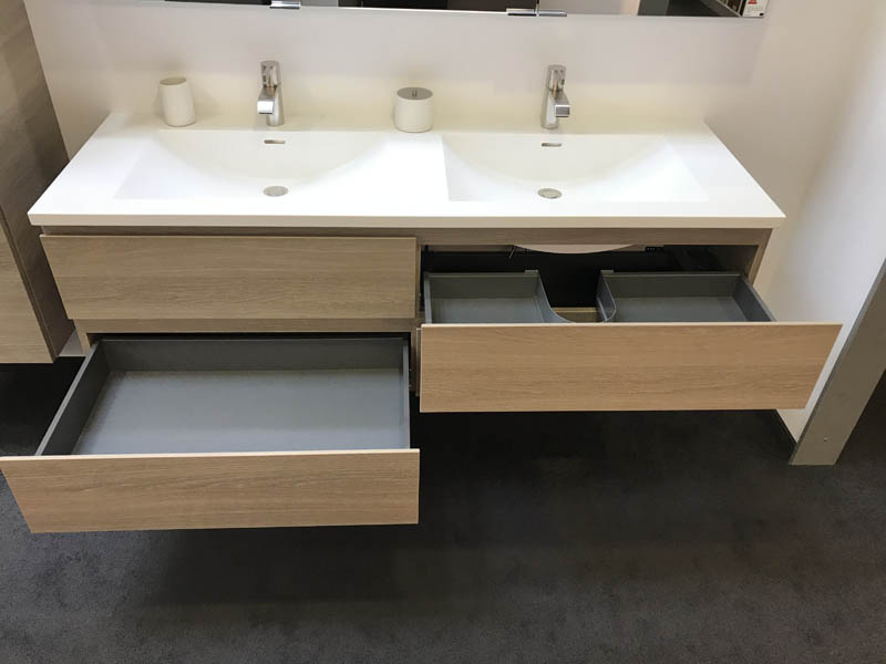 Doppel-Waschbecken in weiß Armaturen in Chrom Unterscharnk in Holzoptik geöffnete Schubladen