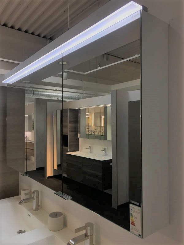 Detail Spiegelschrank mit Beleuchtung