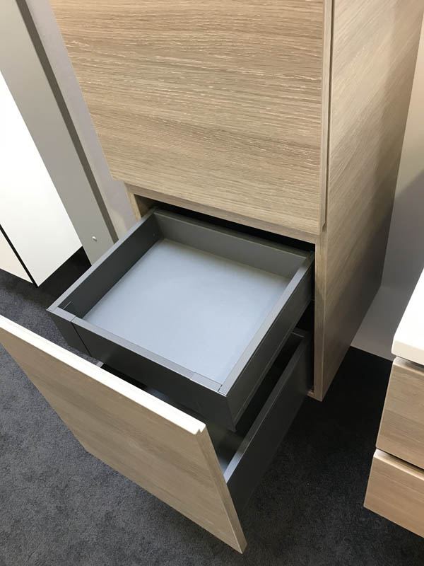 Badmöbel Hochschrank in Holzoptik geöffneter Auszug unten Innenschublade