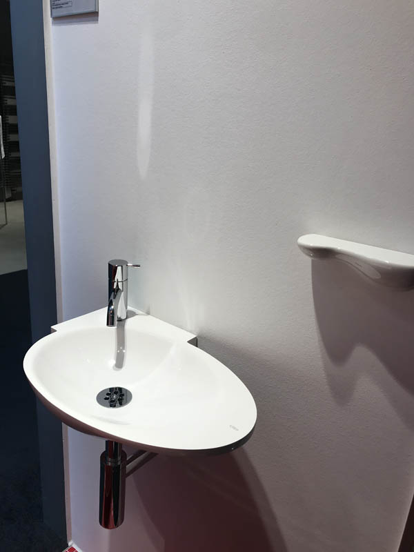 Gästebad Waschtisch in weiß ovale Form Armatur in Chrom