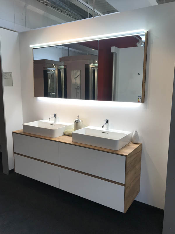Badmöbel Waschtischanlage Doppel-Aufsatzwaschbecken in weiß Armaturen in Chrom Unterschrank Korpus Holzoptik Front in weiß beleuchteter Spiegelschrank