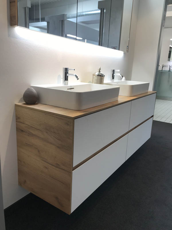 Badmöbel Waschtischanlage Doppel-Aufsatzwaschbecken in weiß Armaturen in Chrom Unterschrank Korpus Holzoptik Front in weiß beleuchteter Spiegelschrank