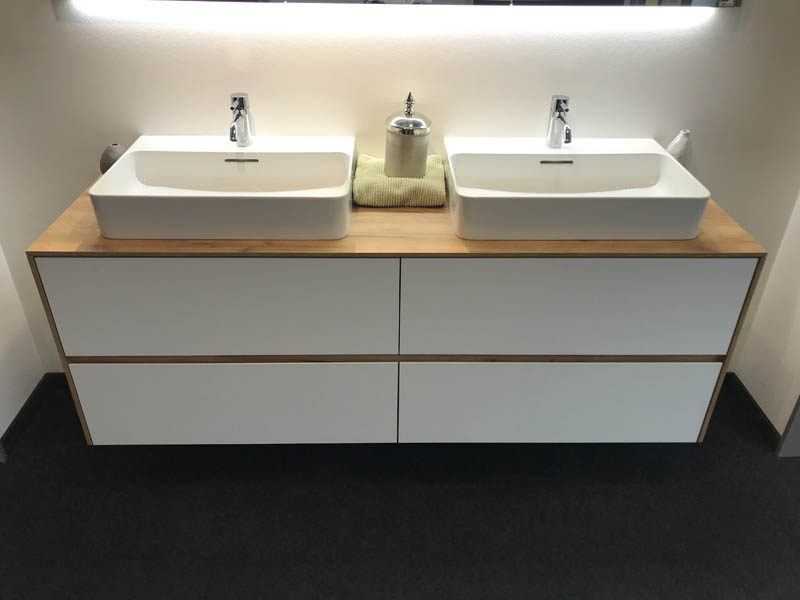 Doppel-Aufsatzwaschbecken in weiß Armaturen in Chrom Unterschrank Korpus Holzoptik Front in weiß